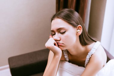 Uyuyan genç kız yataktan kalkmak istemiyor