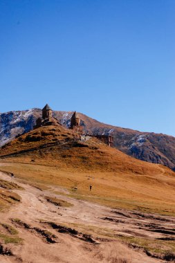 ilham verici sonbahar doğa, mavi gökyüzü ve dağlar, eski bina