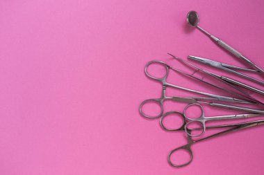 pembe yüzeyde tıbbi diş araçlardır