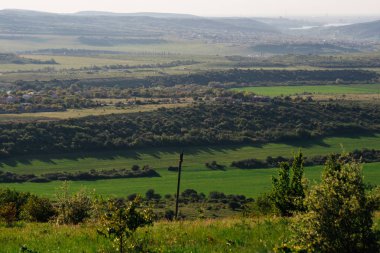 Doğa, sonsuz yeşil alanları ve çayırlar, tepeler ve dağlar