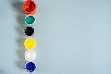 mavi bir masanın üzerine guaş çok renkli kavanoz vardır