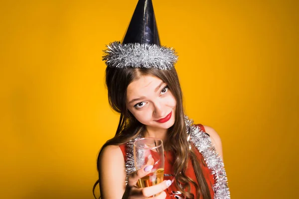 Молодая девушка в праздничной кепке празднует новый 2018 год, держит бокал шампанского — стоковое фото