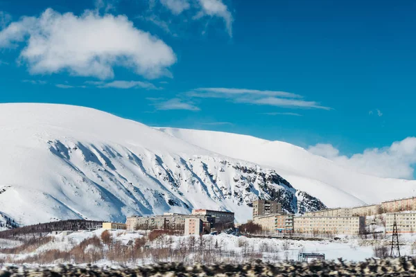 No extremo frio norte alta montanha coberta de neve branca, céu azul de inverno — Fotografia de Stock