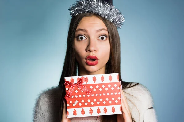 Joven sorprendida recibió un regalo para el nuevo año, no sabe lo que hay en la caja — Foto de Stock