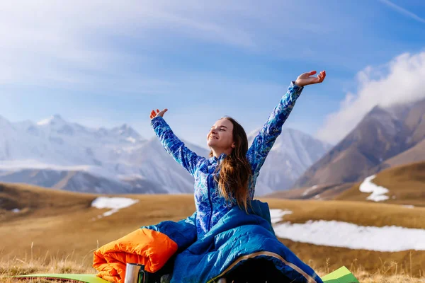 Mutlu genç kız mavi eurteke seyahatler Kafkas Dağları aşarak içinde doğa hoşlanır, eller yukarı doğru kaldırdı — Stok fotoğraf