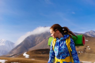 Kafkas Dağları üzerinde aktif bir tatil turist kız