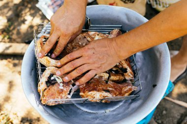 adam ızgara ızgara et dışarı alır