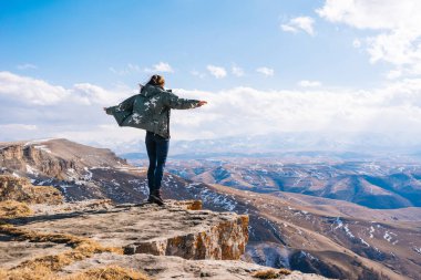 genç kız, bir turist yüksek karla kaplı dağlar bir arka plan üzerinde