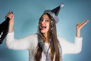 Yeni yıl sonra mutlu sarhoş kız