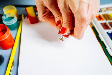 Beyaz bir kağıt üzerine kız boya