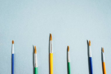 boyalar üzerinde beyaz bir arka plan çizmek için çok renkli püsküller