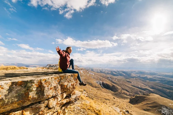 Молодой турист на фоне солнечного дня в горах — стоковое фото