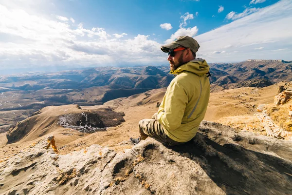 Genç bir adam, bir turist yüksek dağlar arka planı — Stok fotoğraf