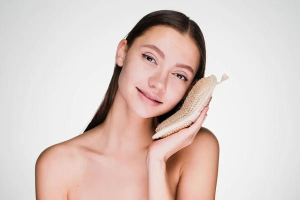 Junges Mädchen hält Handmassagegerät für eine Person auf grauem Hintergrund — Stockfoto