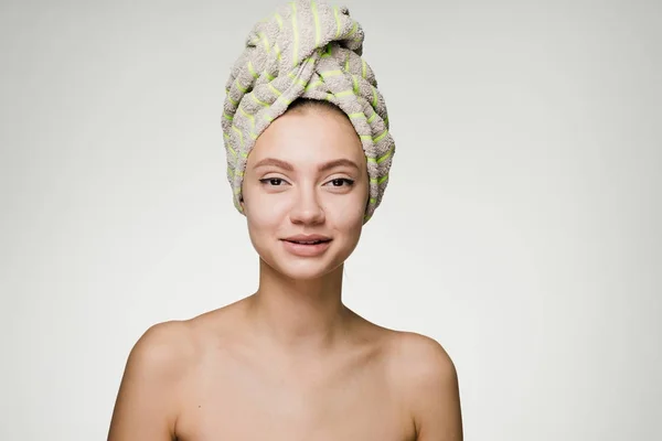 Ευτυχισμένος κορίτσι με πετσέτα στο κεφάλι μετά το ντους — Φωτογραφία Αρχείου