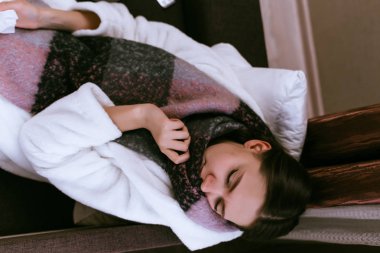 Genç bir kızın boynundaki sıcak bir eşarp ile soğuk kış hava nedeniyle hasta düştü