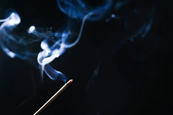 Illatos-stick, kék füst, sötét — Stock Fotó