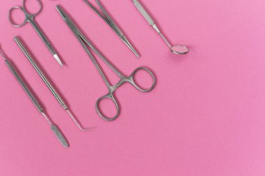 pembe yüzeyde tıbbi diş araçlardır