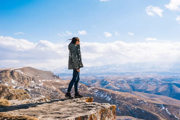 Joven viajera activa disfruta de la naturaleza de montaña y el aire limpio —  Fotos de Stock