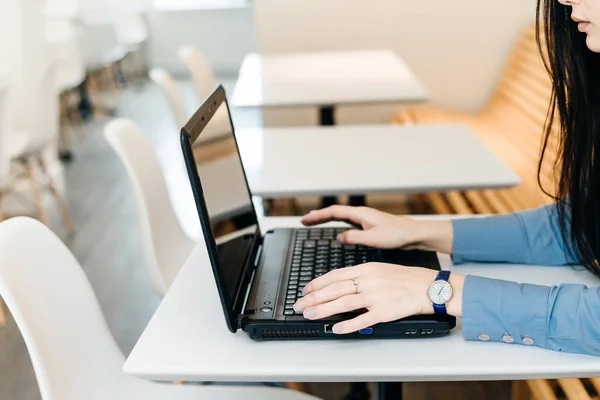 Ocupado jovem morena freelancer em camisa azul trabalhando no laptop — Fotografia de Stock