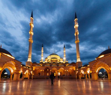 görkemli Camii akşam gökyüzünde parlıyor