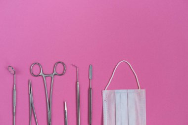 pembe yüzeyinde diş belgesine bakın ve beyaz bir maske vardır