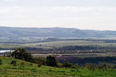 sıcak yaz doğa, sınırsız yeşil alanlar ve çayırlar, tepeler ve dağlar, çok sayıda ağaç ve yeşillik