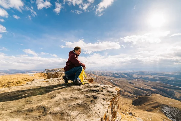 Aktif genç kız bir dağ üzerinde oturur, doğa ve temiz hava sahiptir — Stok fotoğraf