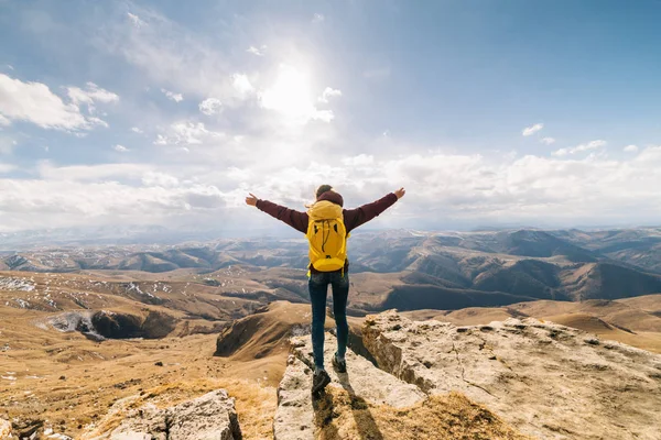 Νέοι ενεργό σπορ κορίτσι ταξιδεύει μέσα από τα βουνά του Καυκάσου, απολαμβάνει φύση, χέρια υψωμένα προς τα πάνω — Φωτογραφία Αρχείου
