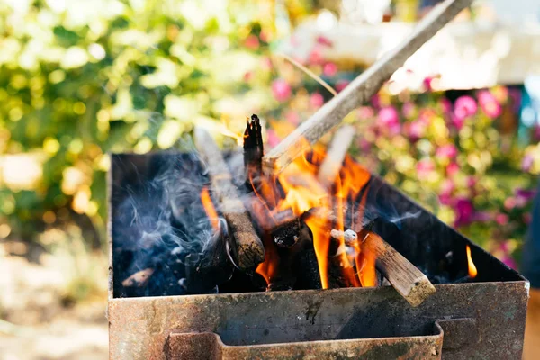 Piquenique, no churrasco queimaduras de fogo — Fotografia de Stock