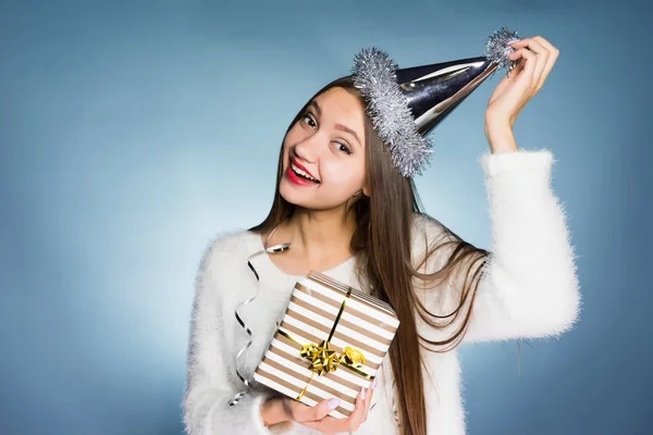 Glücklich lächelndes Mädchen erhielt von Kollegen ein Geschenk für das neue Jahr — Stockfoto