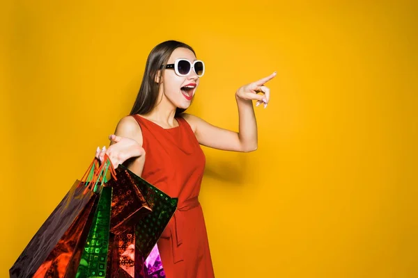 선글라스에 재미 있는 젊은 여자 쇼핑 본 할인 — 스톡 사진