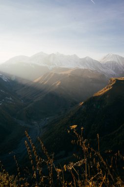 görkemli doğa, sabah güneşi Kafkas Dağları