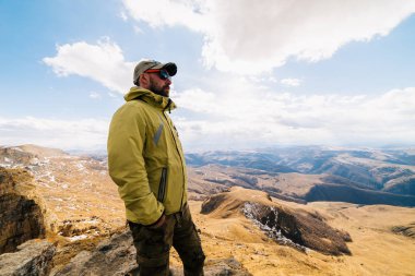 yetişkin erkek yolcunun dağ doğa ve temiz hava sahiptir