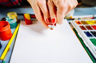 beyaz kağıt üzerine yağlı boya ile kız ressam boyalar