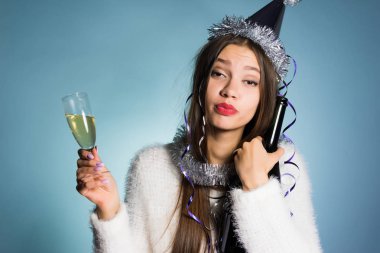 Şampanya onun elinde tutan yeni yıl kutlama sarhoş genç kız