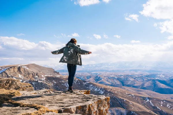 Una joven viaja, lleva un estilo de vida saludable y activo, disfruta de la naturaleza —  Fotos de Stock