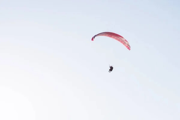 Højt oppe i himlen fly med en mand - Stock-foto