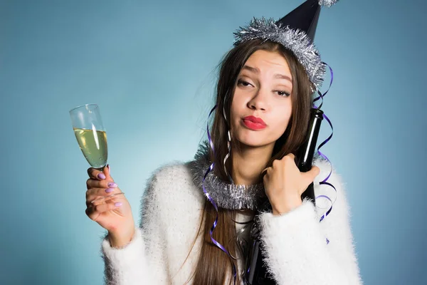 Пьяная юная девушка празднует Новый год, держа в руках шампанское — стоковое фото