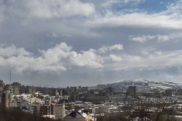Kuzey, gri bulutlar ve bir ev uzak bir sanayi kenti