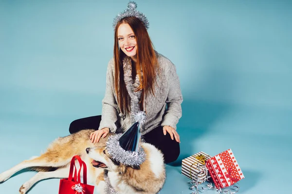 Happy rusovlasá dívka sedí na podlaze se svým psem, čekání na nový rok, vánoční atmosféru — Stock fotografie