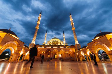 görkemli Arap Müslüman Camii altında akşam gökyüzünde parlıyor