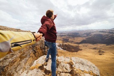 aktif genç kız adamın elinden tutar, Kafkas Dağları seyahat