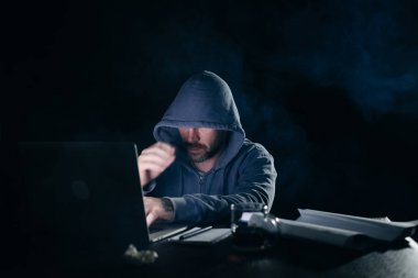 gizemli bir suç adam üstünde a laptop, karanlıkta bir hacker yasa dışı bir şey yok