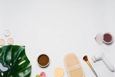 Beyaz bir yüzeye olan kozmetik ürünleri, fırçalar, fırça ve Sünger temizlik kahve Maki