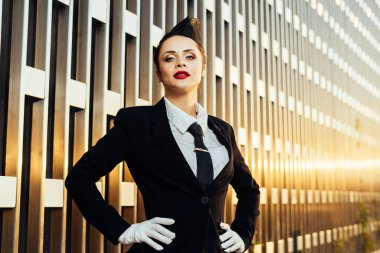 tek tip poz içinde kendine güvenen güzel hostes kız