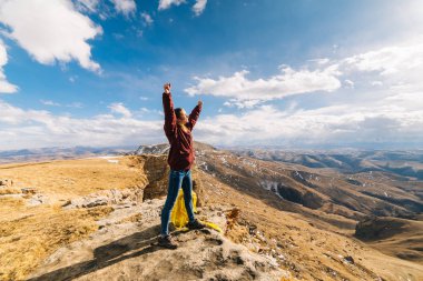 mutlu etkin kız seyahatleri Kafkas sırt boyunca ellerini kaldırdı, sahiptir