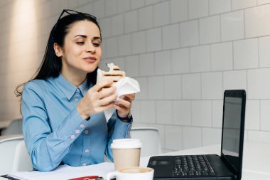 mavi gömlekli kafede kahvaltı aç genç kız öğrenci