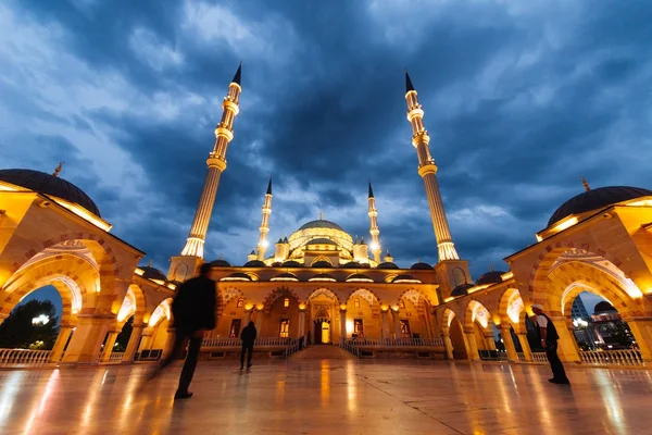 The majestic Arab Moslem mosque under the evening sky, glows — Stock Photo, Image