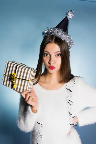 Lustige süße Mädchen erhielt ein Geschenk für das neue Jahr von Kollegen — Stockfoto